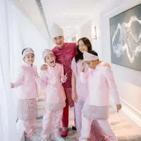 7 Potret Zumi Zola dengan Anak Kandung & Sambung, Putri Zulhas: 4 Anak Cukup Atau Nambah Ya?