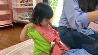 7 Potret Zunaira Anak Syahnaz Sadiqah yang Berusia 1,8 Tahun Tapi Sudah Bak Orang Dewasa, Pakai Make Up dan Pilih Baju Sendiri Sebelum Pergi
