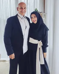 7 Tahun Bersama, 8 Potret Mark Sungkar dan Istri yang Lebih Muda 45 Tahun - Mesra Bak ABG Lagi Dimabuk Cinta