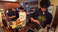 8 Bintang Korea Cowok yang Terkenal Banget Jago Masak, Idaman!