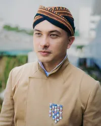 8 Deretan Potret Nicholas Saputra Tampil Elegan dengan Bros Mewahnya, Dipenuhi Berlian dan Batu Ruby - Bernilai Lebih dari Rp1 Miliar