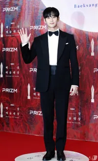 8 Foto Artis Korea di Red Carpet BAEKSANG ARTS AWARDS 2024, Ada Kim Soo Hyun - Suzy