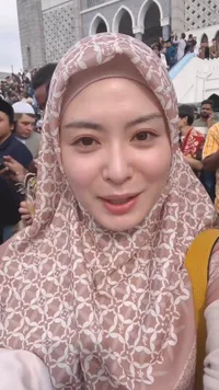 8 Foto Ayana Moon Jalani Salat Ied Untuk Pertama Kalinya, Tunjukkan Suasana di Masjid Seoul yang Penuh Sesak
