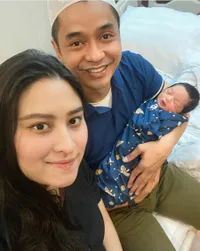 8 Foto Baby Ardashir Anak Pertama Adly Fairuz dan Angbeen Rishi, Ganteng Banget