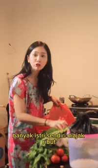 8 Foto Bunga Zainal Cosplay Emak-Emak Julid Berdaster, Kocak Banget Tapi Tetap Cantik