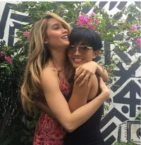 8 Foto Cantik Cinta Laura Bareng Mamanya, Seperti Seumuran!
