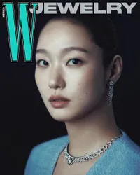 8 Foto Cantik Kim Go Eun Tampil Mewah dengan Perhiasan Chanel di Pemotretan Terbaru