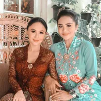 8 Foto Cantik Yuni Shara dengan Kebaya Merah di Acara Tedak Siten Ponakan, Anggun Banget!