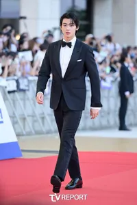 8 Foto Cha Eun Woo di Red Carpet The 2nd Blue Dragon Series Awards, Pancarkan Visual Bak Karakter AI