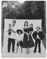 8 Foto Family Portrait Jennifer Bachdim yang Bernuansa Klasik dalam Balutan Hitam-Putih, Tetap Sempat Mesra dengan Suami Meski Sudah Punya 4 Anak