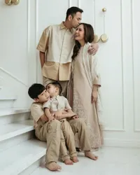 8 Foto Family Portrait Raffi Ahmad Edisi Sambut Lebaran, Wajah Nagita Slavina Jadi Sorotan - Rayyanza Asyik Gelantungan hingga Mainan Kacamata