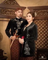 8 Foto Family Portrait Terbaru Jessica Iskandar, Kompak Kenakan Busana Adat Jawa - Bahagia Menanti Kelahiran Anak Perempuan