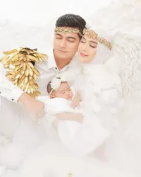 8 Foto Family Potrait Ria Ricis Tepat di Anniversary Pernikahan yang Pertama, Akhirnya Impian Jadi Bidadari Tercapai Juga - Tetap Kompak Meski Diterpa Berbagai Isu