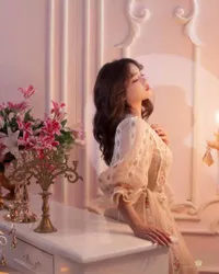 8 Foto Fuji dalam Pemotretan yang Baru Diungkap, Cantik Bak Boneka Hidup - Pancarkan Aura Anggun nan Elegan