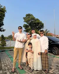 8 Foto Fuji Rayakan Idul Adha, Pose Bareng Sapi Kurban - Ajak Gala Sky Ziarah ke Makam Vanessa Angel & Bibi Andriansyah