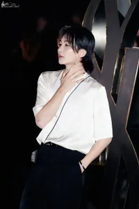 8 Foto Ganteng Jeonghan SEVENTEEN di Event YSL Paris Fashion Week, Pakai Heels - Pamer Nail Art