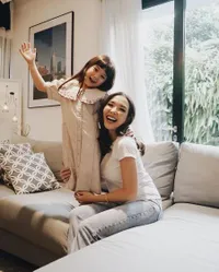 8 Foto Gempi dan Rambutnya yang Makin Panjang, Secantik Mamanya Hingga Bikin Gemas!