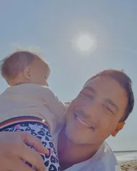 8 Foto Hamish Daud Ajak Baby Zalina Main Air di Pantai, Momen Ayah dan Anak yang Manis Banget!