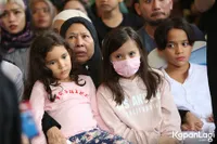 8 Foto Ibunda di Pemakaman Ashraf Sinclair, Mata Sembab Peluk Erat Para Cucu