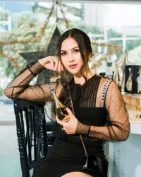 8 Foto Jessica Mila Bergaya Glamor dan Berkelas Hadir di Event DIOR, Pakai Dress Hitam dengan High Slit Pamer Kaki Jenjangnya!