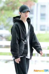 8 Foto Jung Hae In di Bandara Menuju Indonesia, Senyumnya Manis dan Rambutnya Belai-able