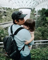 8 Foto Kedekatan Samuel Zylgwyn dan Baby Vechia, Disebut Hot Daddy Idaman