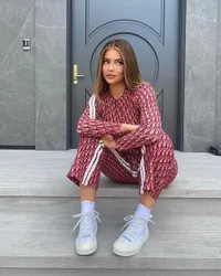 8 Foto Kylie Jenner di Rumah Barunya, Pamer Kolam Renang - Lapangan Tenis Pribadi