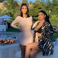 8 Foto Kylie Jenner Saat Pakai Baju Ketat, Body-nya Saingi Kim Kardashian!