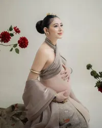 8 Foto Laura Theux Pamer Bare Baby Bump di Maternity Shoot Terbaru, Cantik dengan Sentuhan Adat Bali