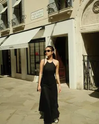 8 Foto Liburan Azizah Salsha ke Venice Italia, Cantik Menawan dengan Gaun Backless