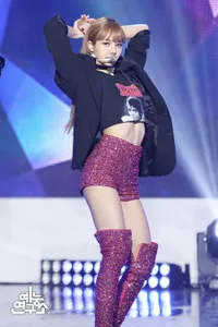 8 Foto Lisa BLACKPINK Pamer Body Killer di Atas Panggung, Pakai Crop Top - Hot Pants Super Pendek