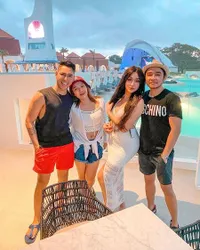8 Foto Lucinta Luna & Abash Saat Liburan di Bali, Pose Mesra - Buka Baju di Kolam Renang