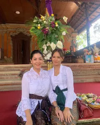 8 Foto Lulu Tobing Jalani Upacara Mecaru di Bali, Cantik Berkebaya Putih