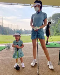 8 Foto Menggemaskan Baby Yaya Ketika Main Golf dan Kembaran Baju dengan Farah Quinn