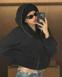 8 Foto Mirror Selfie Moon Ga Young yang Selalu Cantik, Gaya Apapun Tetap Menawan