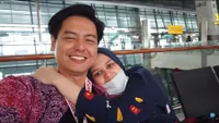 8 Foto Momen Roger Danuarta Umrah Untuk Pertama Kali, Takjub Lihat Ka'bah