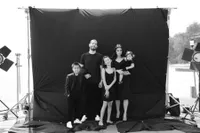 8 Foto Pemotretan Adinda Bakrie Bareng Suami dan Anak-anak, Satu Keluarga Good Looking - Body Goalsnya Jadi Sorotan