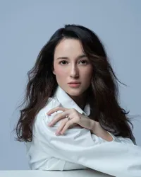 8 Foto Pesona Julie Estelle yang Selalu Cantik dalam Pemotretan Terbarunya, Tampil Fresh dan Awet Muda - Banjir Pujian