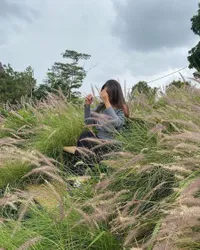 8 Foto Photoshoot Enzy Storia di Ilalang, Cantik dan Memesona dengan Senyum Manisnya yang Bikin Melting!