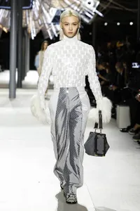 8 Foto Runway Debut Felix Stray Kids, Melenggang Sempurna di Fashion Show Louis Vuitton