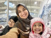 8 Foto Shireen Sungkar Bermain Sama Ketiga Buah Hatinya, Seru di Dunia Salju!