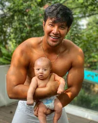  8 Foto Shirtless Ammar Zoni, Hot Daddy Ganteng Berotot Kekar dan Berperut Six Pack