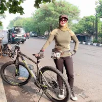 8 Foto Sri Wulansih, Ibu Almarhum Julia Perez yang Awet Muda dan Hobi Bersepeda - Selalu Fashionable