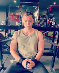 8 Foto Stefan William yang Semakin Kekar dan Atletis, Pamer Tato di Dada Pancarkan Pesona Hot Daddy Banget!