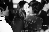 8 Foto Stunning Krystal f(x) Pakai Gaun Hitam Hadiri Event Fashion di China