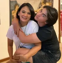 8 Foto Terbaru Arka Asmara Anak Anjasmara dan Dian Nitami, Lebih Mirip Ayah Atau Ibunya?