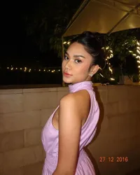 8 Foto Terbaru Azizah Salsha Tampil Cantik dan Anggun Pakai Dress Harga Rp 9 Juta 