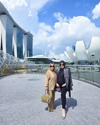8 Foto Terbaru Bumil Glowing Syahrini di Singapura, Baby Bump Terlihat Makin Besar