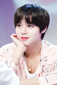 8 Foto Visual Park Jihoon yang Glowing & Flawless, Bikin Fans Penasaran Soal Skin Care Routine