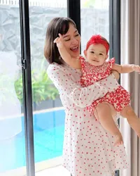 8 Foto Yuanita Christiani Bareng Baby Ariella yang Makin Pintar Berpose, Sering Pakai Baju Kembaran - Gemes Banget!